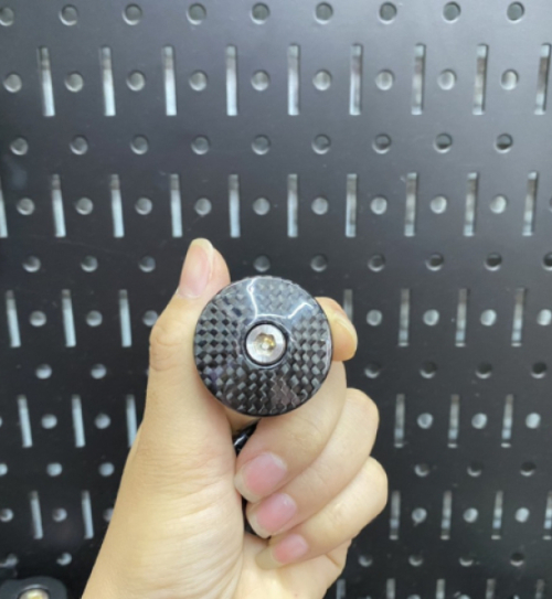 Nút che kính chân kính carbon