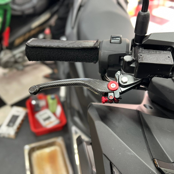 Tay thắng Carbon cho Vario 160, PCX 160